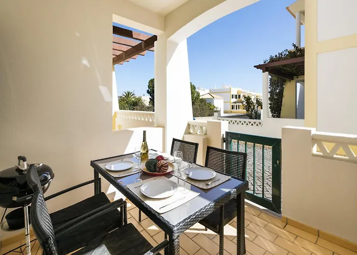 With Beautiful Terrace, Sea-views 度假居 贝纳吉